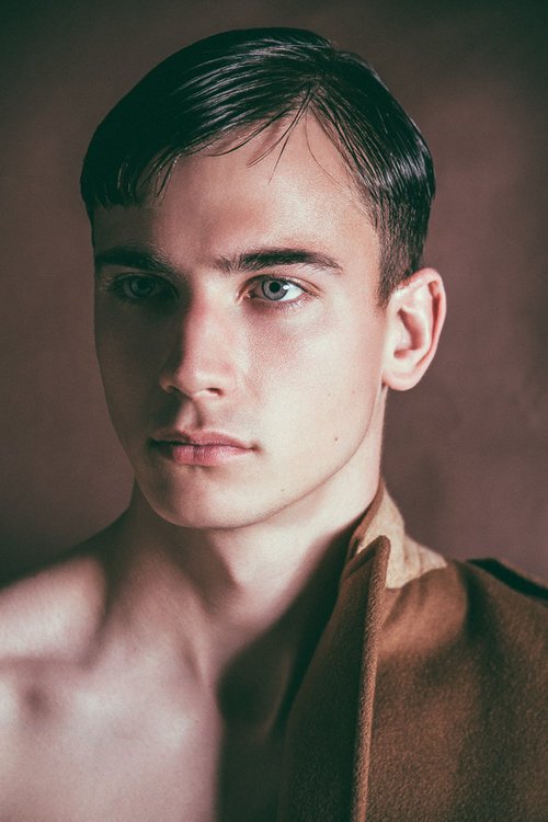 Interview, close portrait holding the camera's gaze, photographed by Buki Koshoni